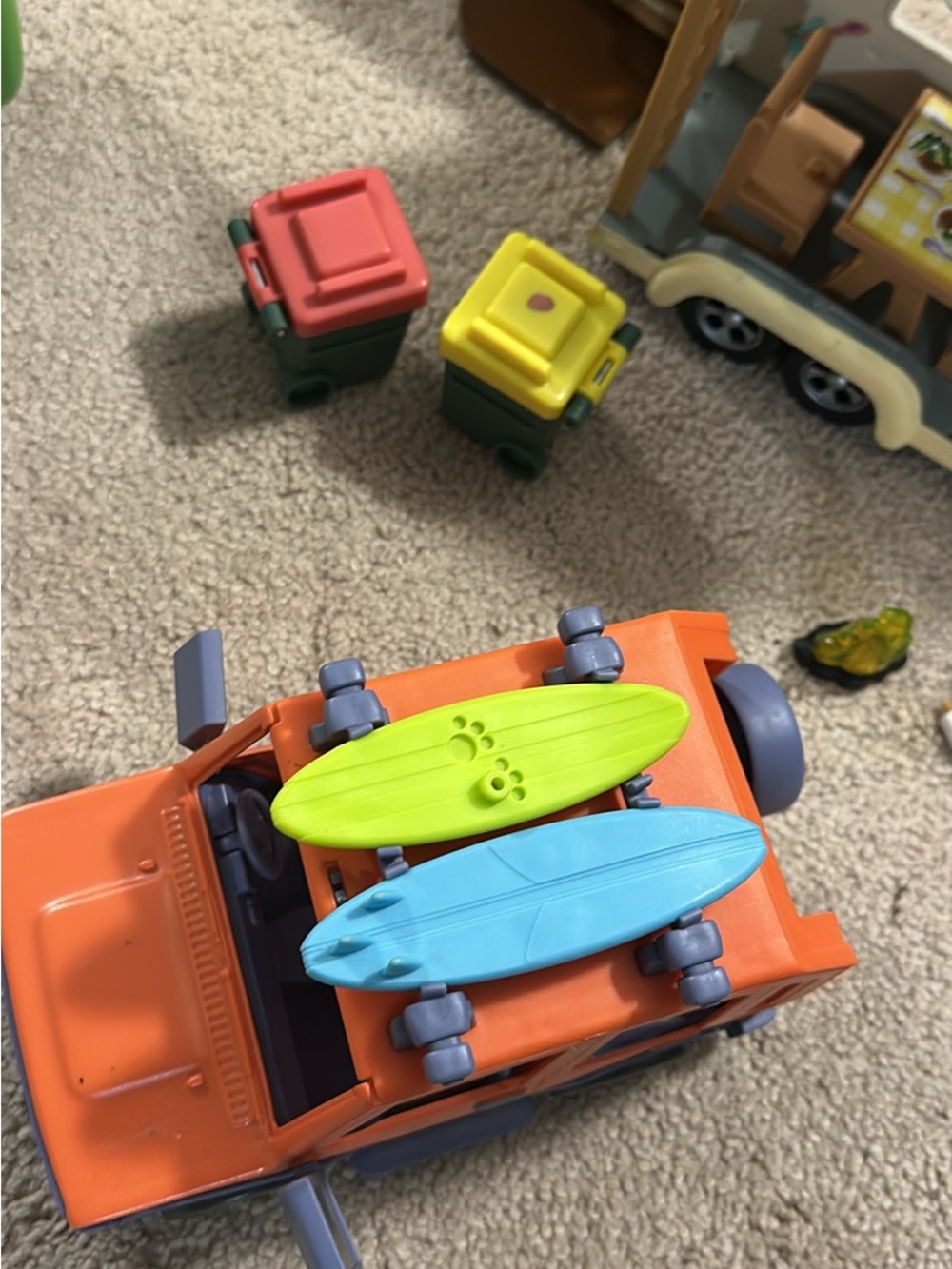 Bluey car, camper van, and trash truck and 5 characters - Picture 3 of 4